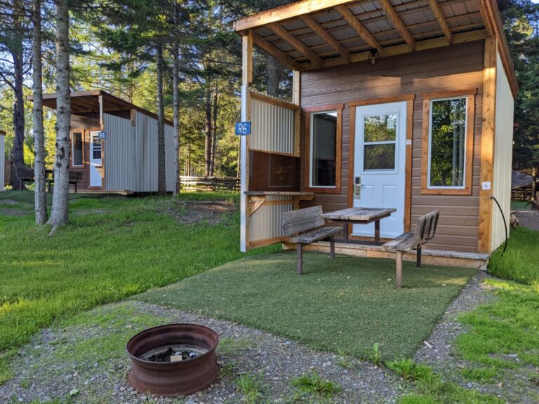 Cabine pour deux personnes près de la rivière bonaventure